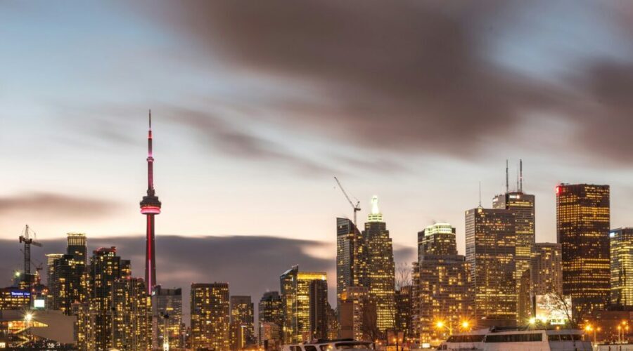 Skyline of Toronto at night.